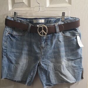 Piper & Blue Light Wash Blue Denim Jean Shorts with Brown Peace Sign Belt